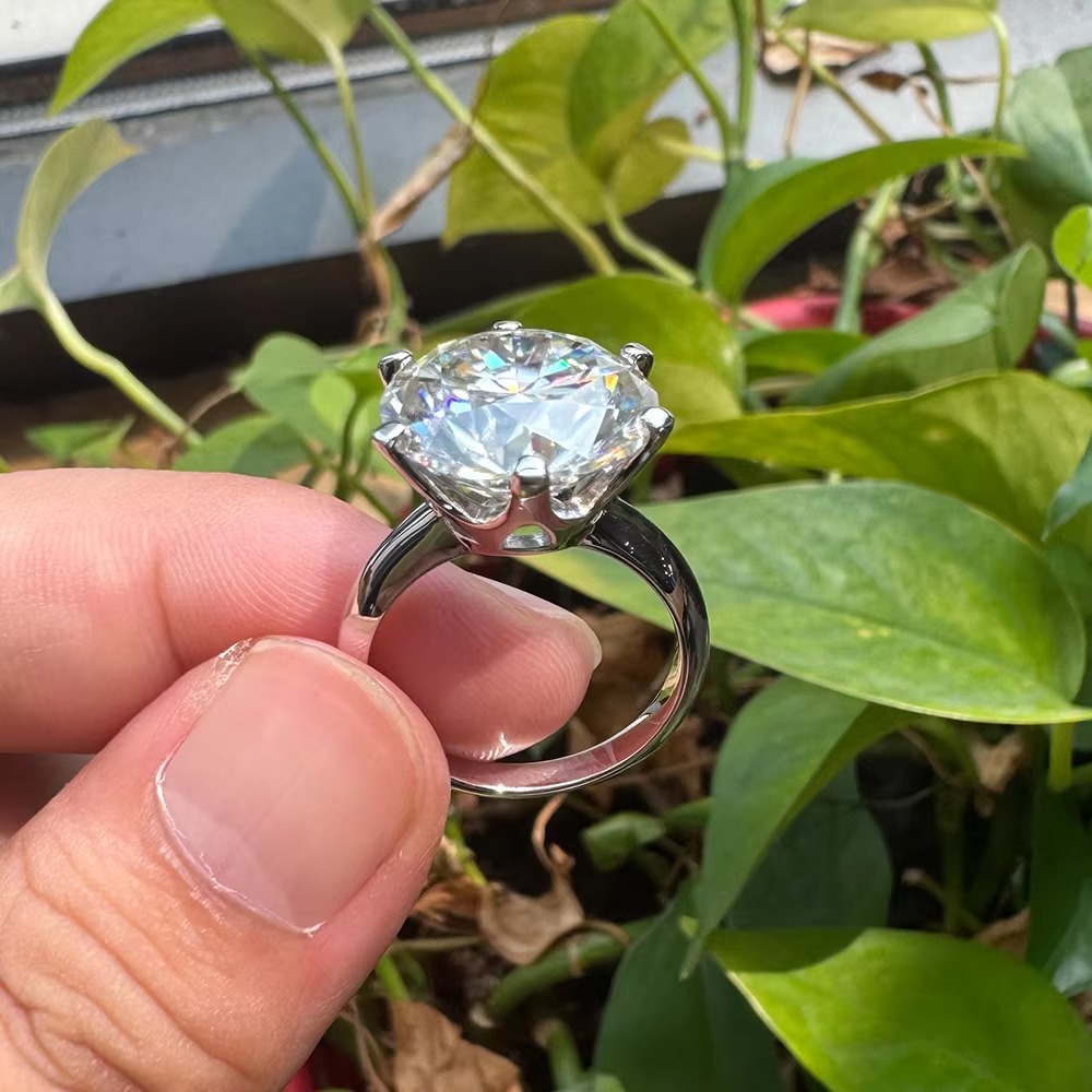 Women's 0.5/1/2/3/5/10 Carat Exquisite White Moissanite Six-Clawed Ring